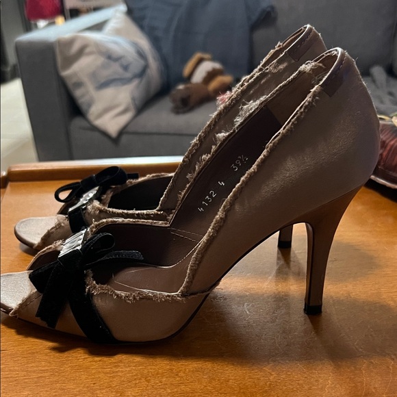 Pedro Garcia Crystal Satin Black and Tan Peep-Toe Heels w/Velvet Bows - Sz. 39.5 - Picture 6 of 9